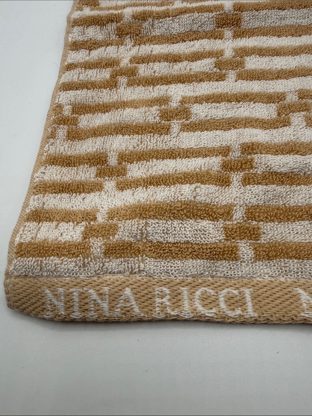 Nina Ricci Beige & Cream Geometric Pattern Wash Cloth - Picture 2 of 4